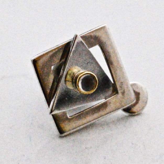 ‘Geometrische vormen’
speld 12-05 - vierkant, driehoek, cirkels 
zilver, goud en saffier